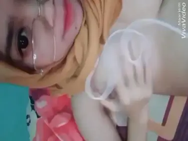 Gadis Hijab Kacamata Montok Ngentot Ganas